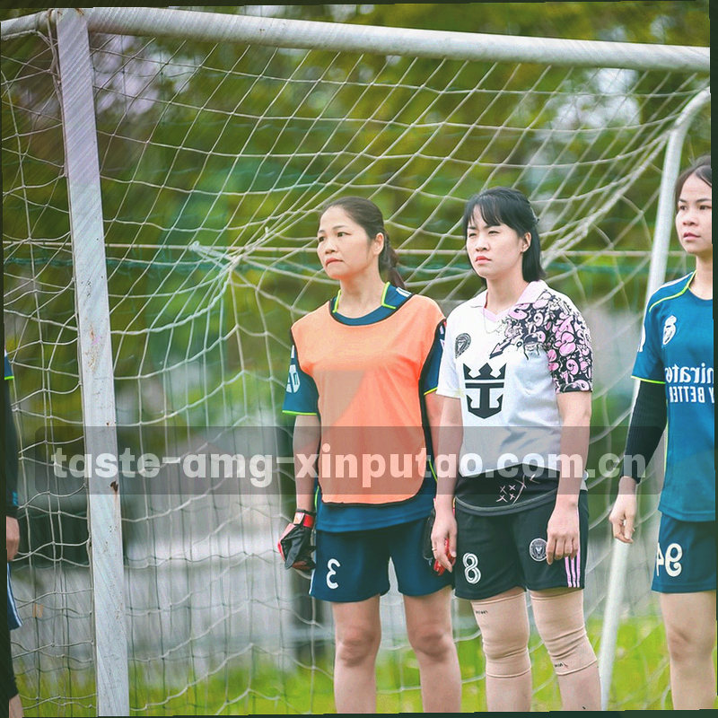 半透明的同心圆波纹，象征信号与沟通